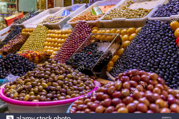 olives-colorees-sur-ecran-magnifique-marche-au-maroc-2a6r4yj